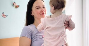 Звична їжа стала загрозою: в Охматдиті врятували однорічну дівчинку з аутоімунним захворюванням