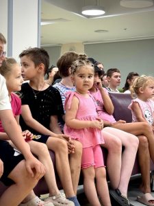 Повітряні кульки та подарунки: у Охматдиті благодійники зі Швеції влаштували свято для маленьких пацієнтів