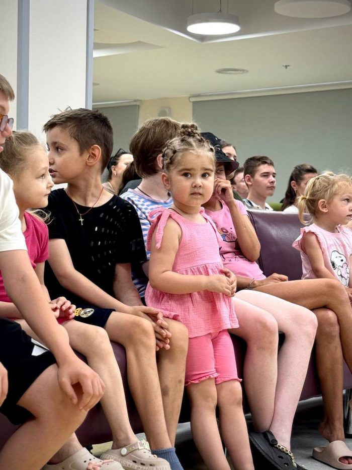 Повітряні кульки та подарунки: у Охматдиті благодійники зі Швеції влаштували свято для маленьких пацієнтів